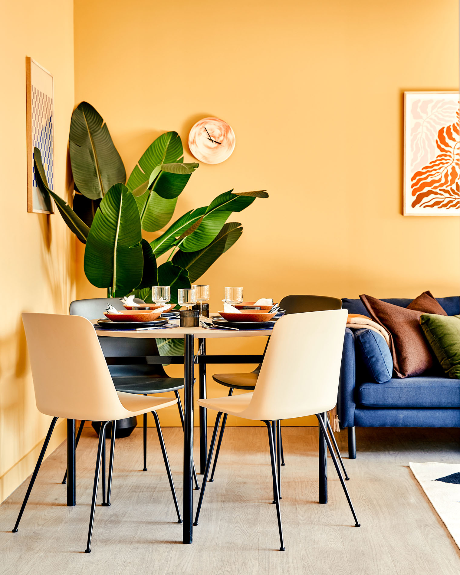 Dining table with large plant Dining table with large plant